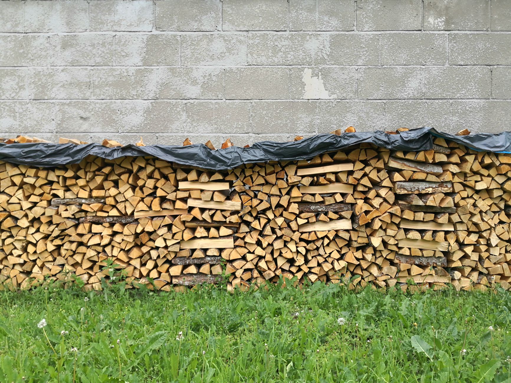 Bois dur fendu et range