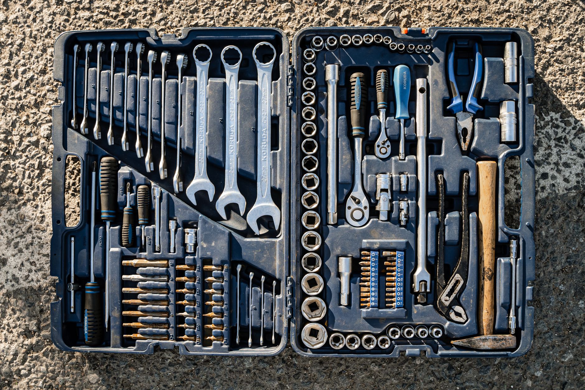 Boîte à outils ouverte avec tournevis
