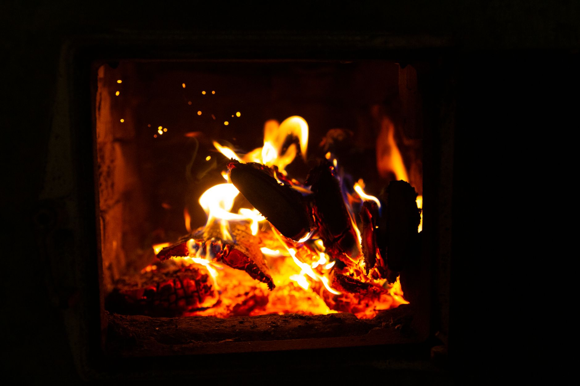 Buches qui brulent dans un poele a bois