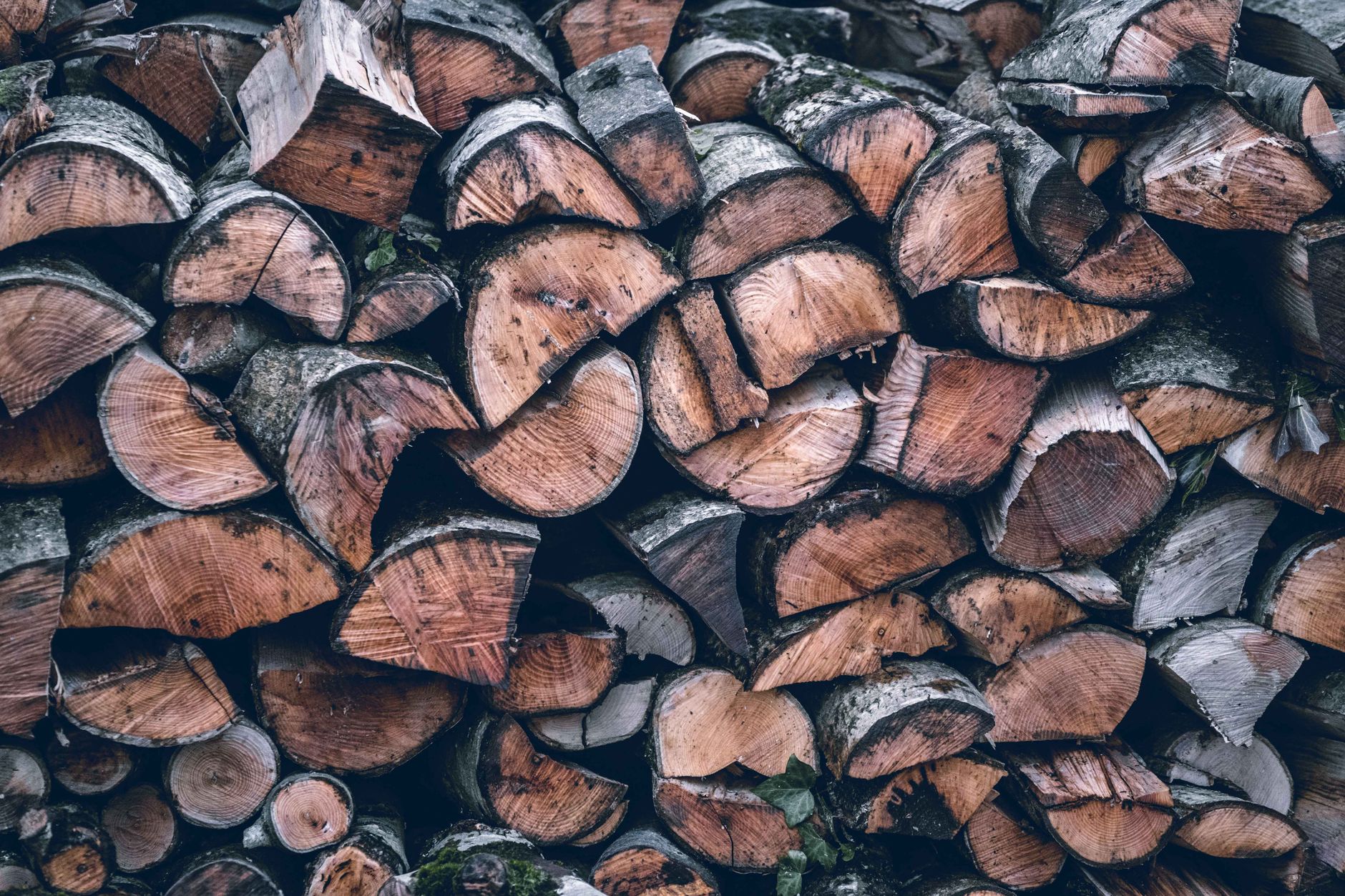 Bûches de bois empilées pour le chauffage