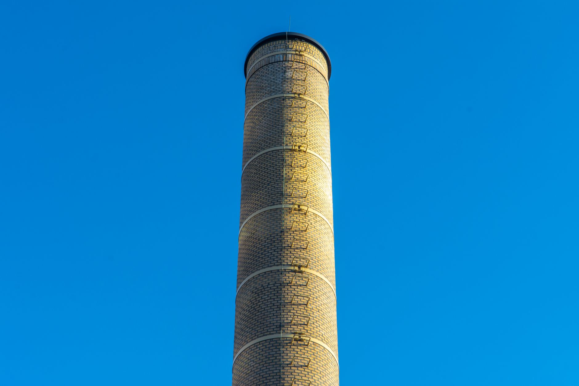 Conduit de cheminée industriel sous un ciel dégagé
