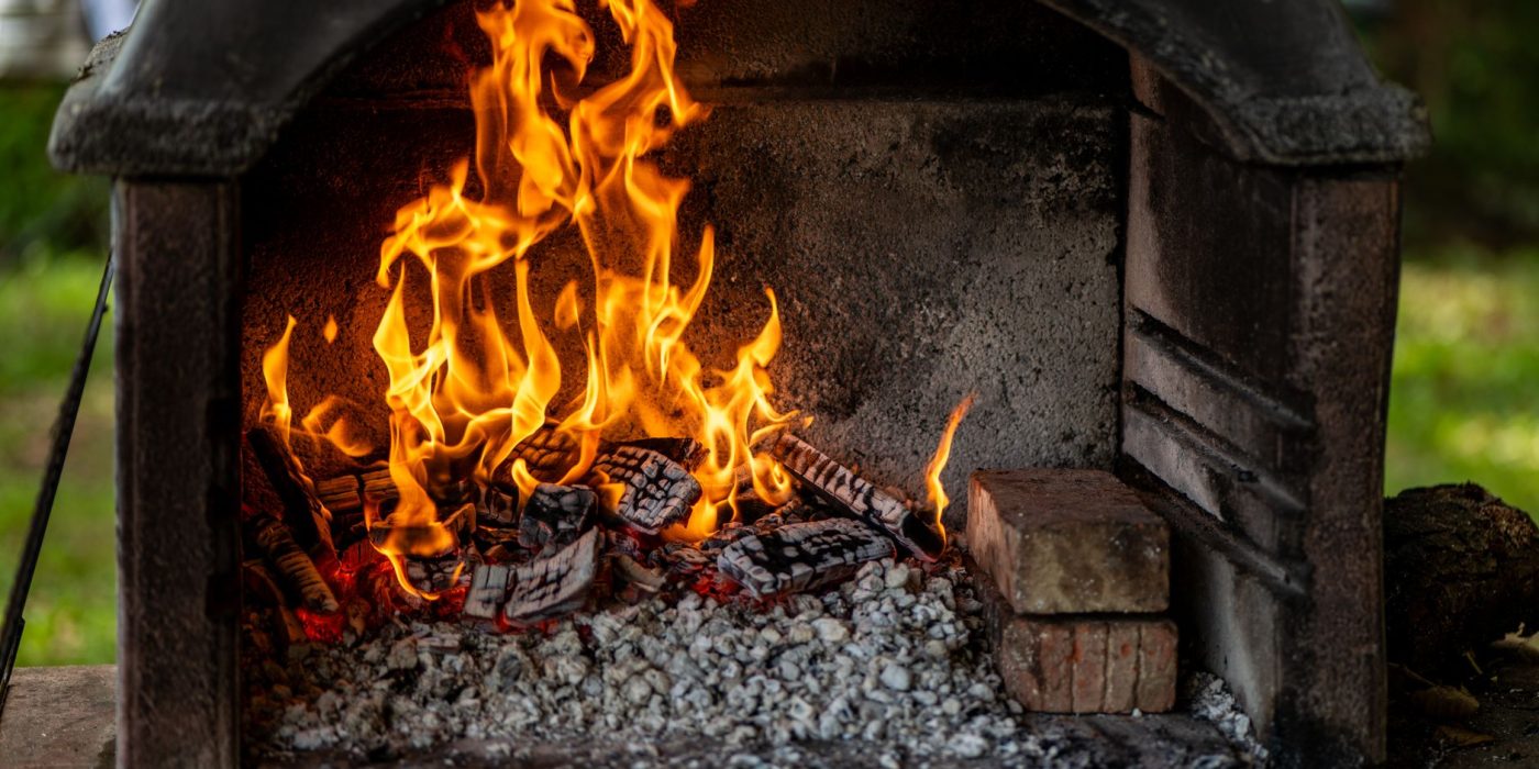 Allume un feu de cheminée qui prend du premier coup