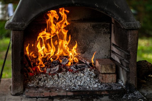 Allume un feu de cheminée qui prend du premier coup