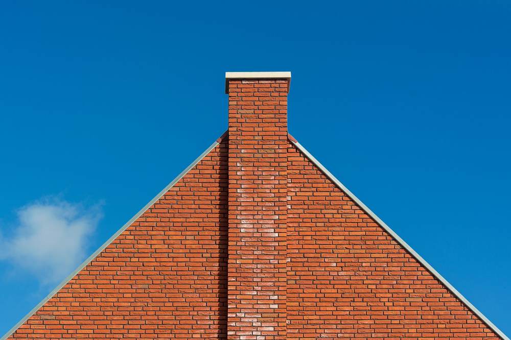 Mur en brique avec conduit de cheminée