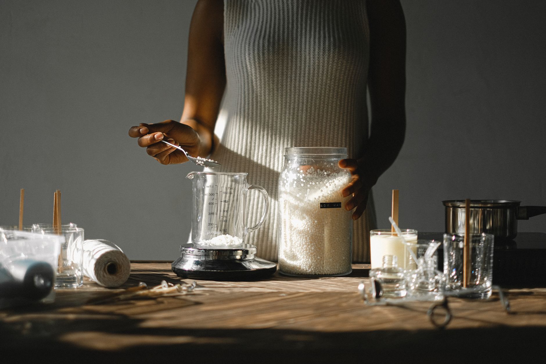 Granules verses dans un seau
