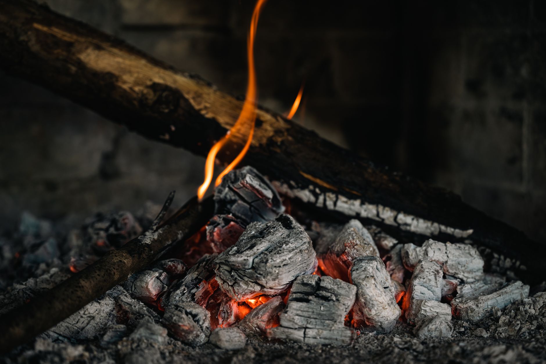 Braises et bois en combustion dans un foyer