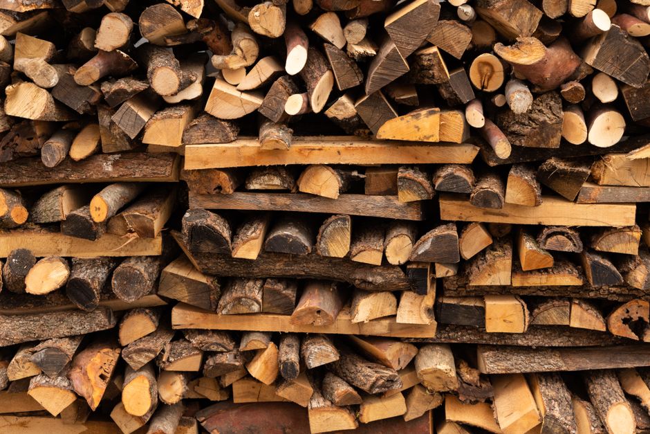 Bûches de bois de chauffage empilées et sèches
