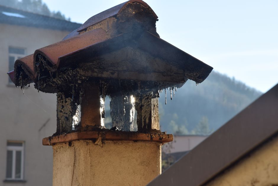 Fumée qui s échappe d une cheminée sur un toit