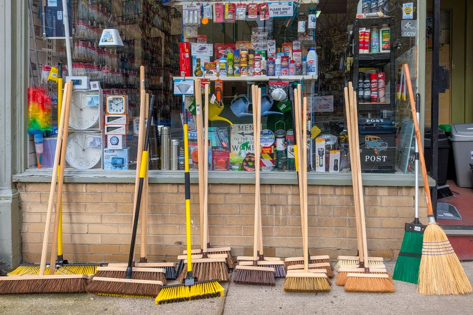 Ramonage d un conduit de cheminée avec une brosse
