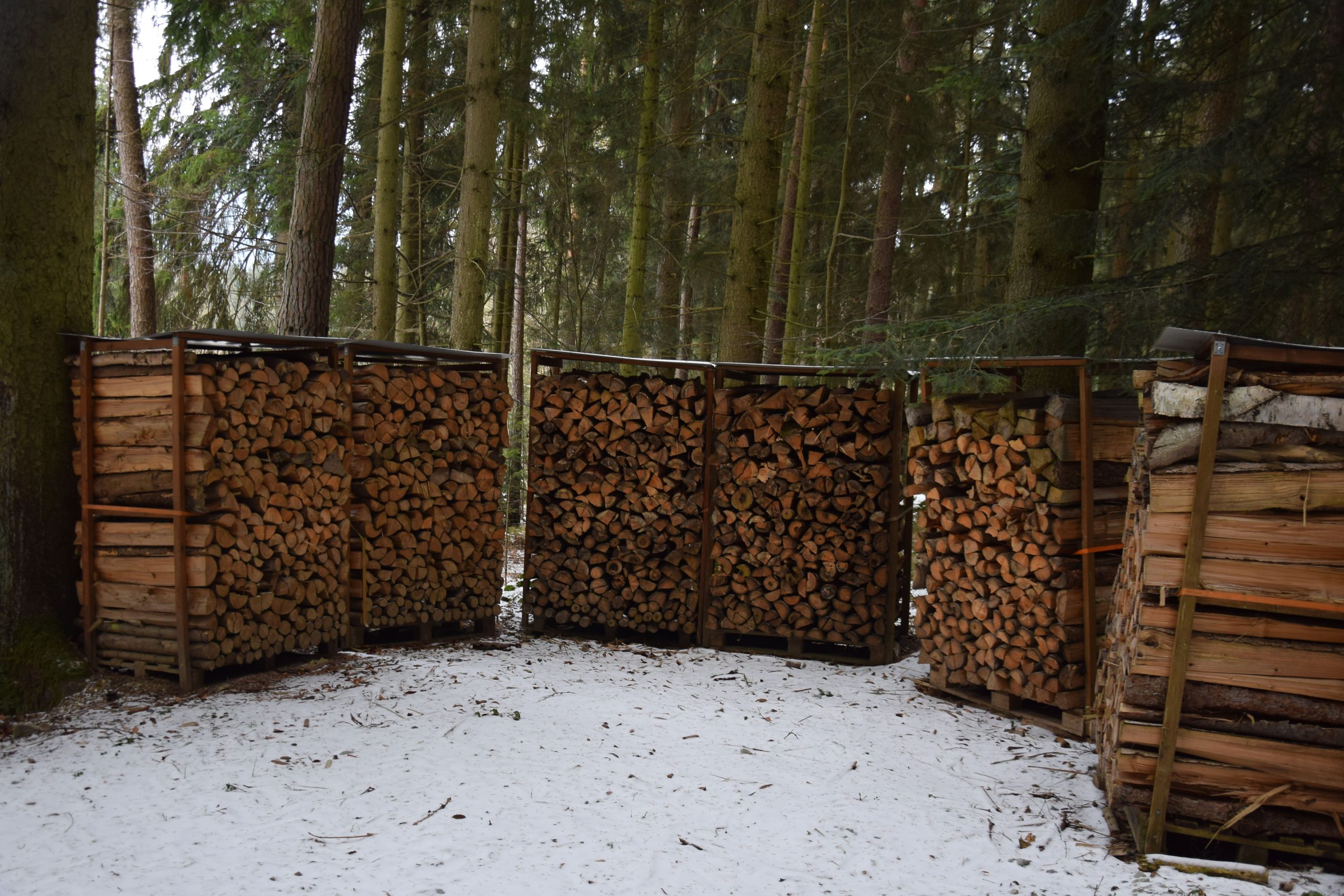 Stock de bois de chauffage en extérieur