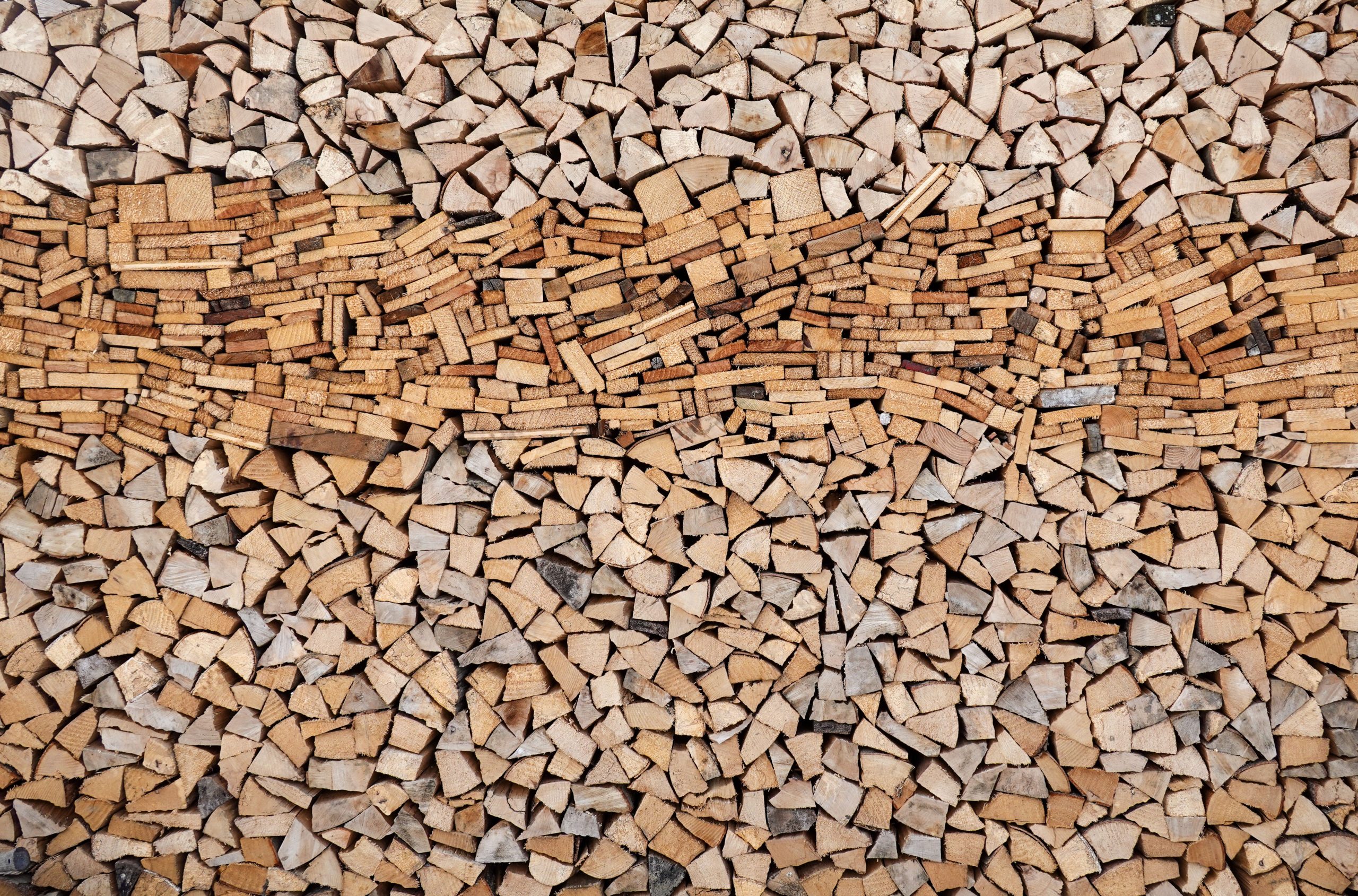 Bûches de bois stockées sous abri ventilé