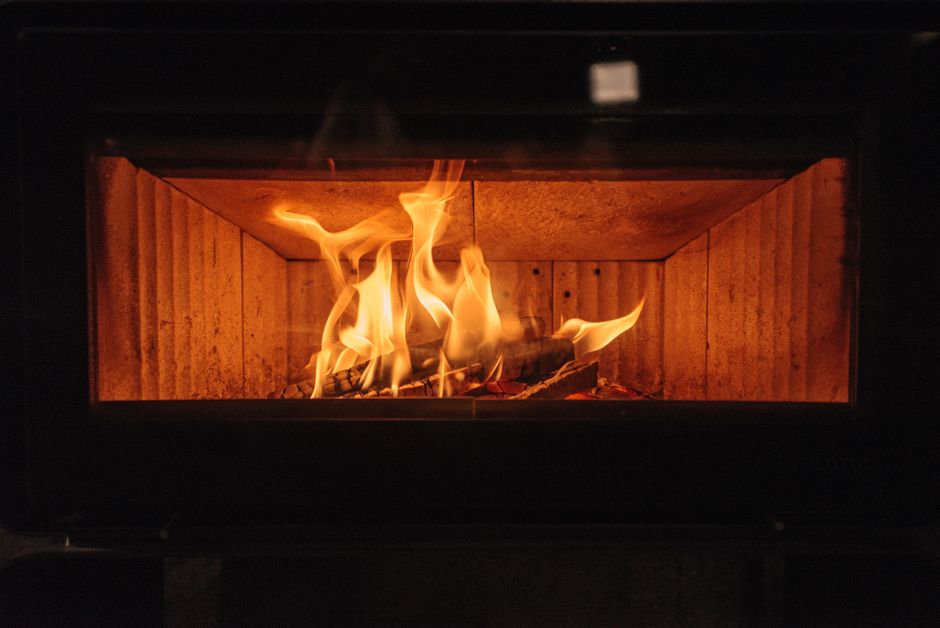 Flammes vives dans un foyer de cheminée