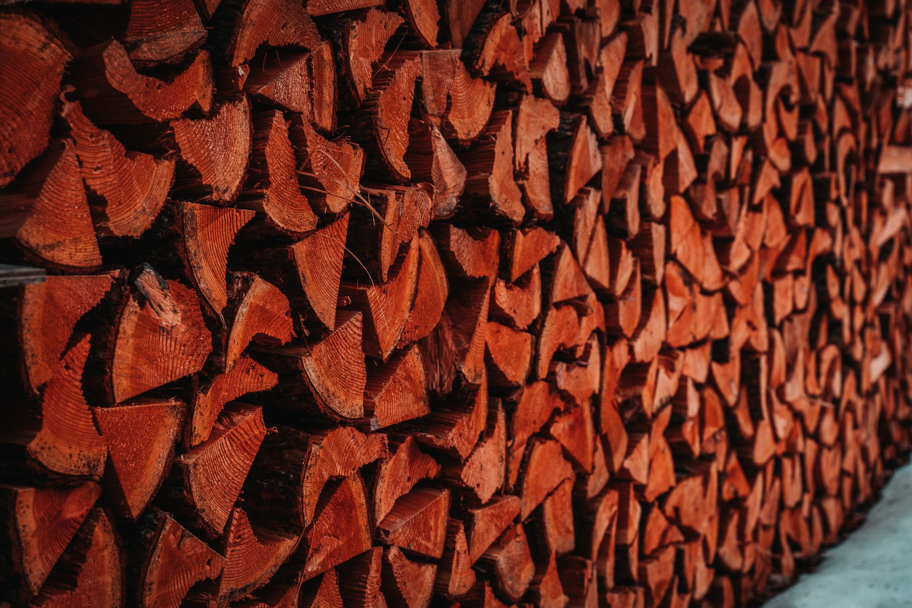 Stère de bûches de bois de chauffage empilées