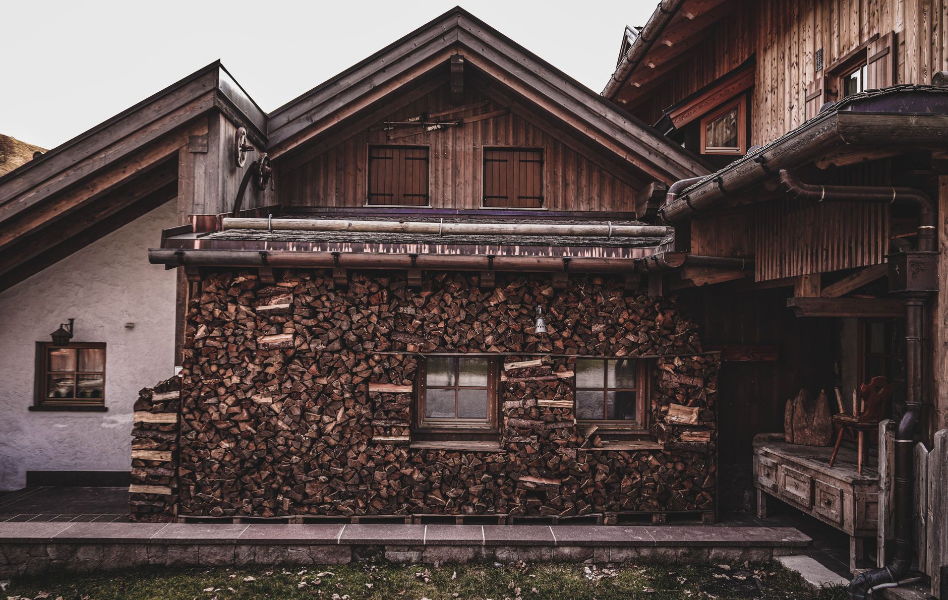 Réserve de bois de chauffage empilée contre un chalet