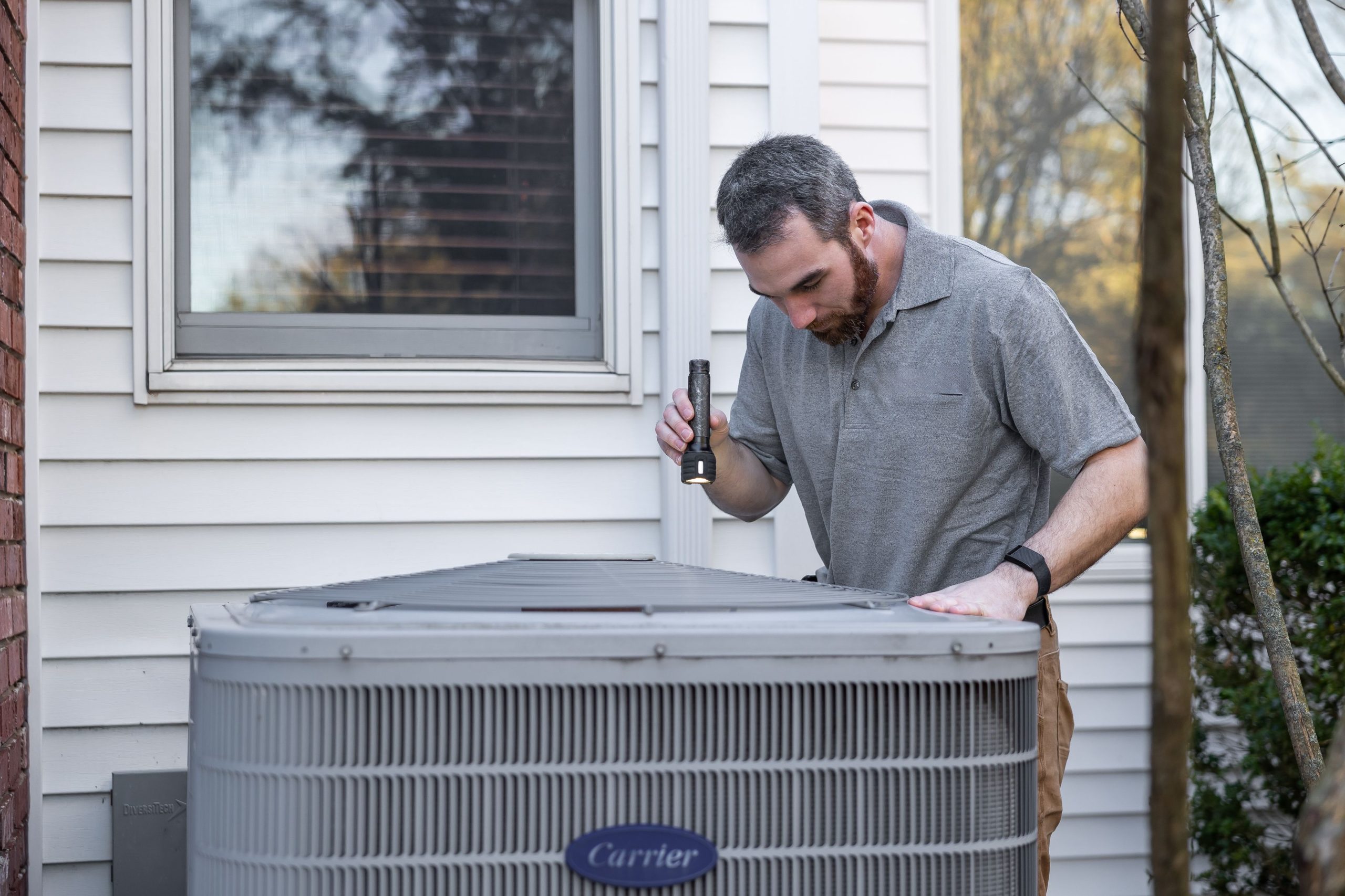 Technicien inspectant une installation de chauffage