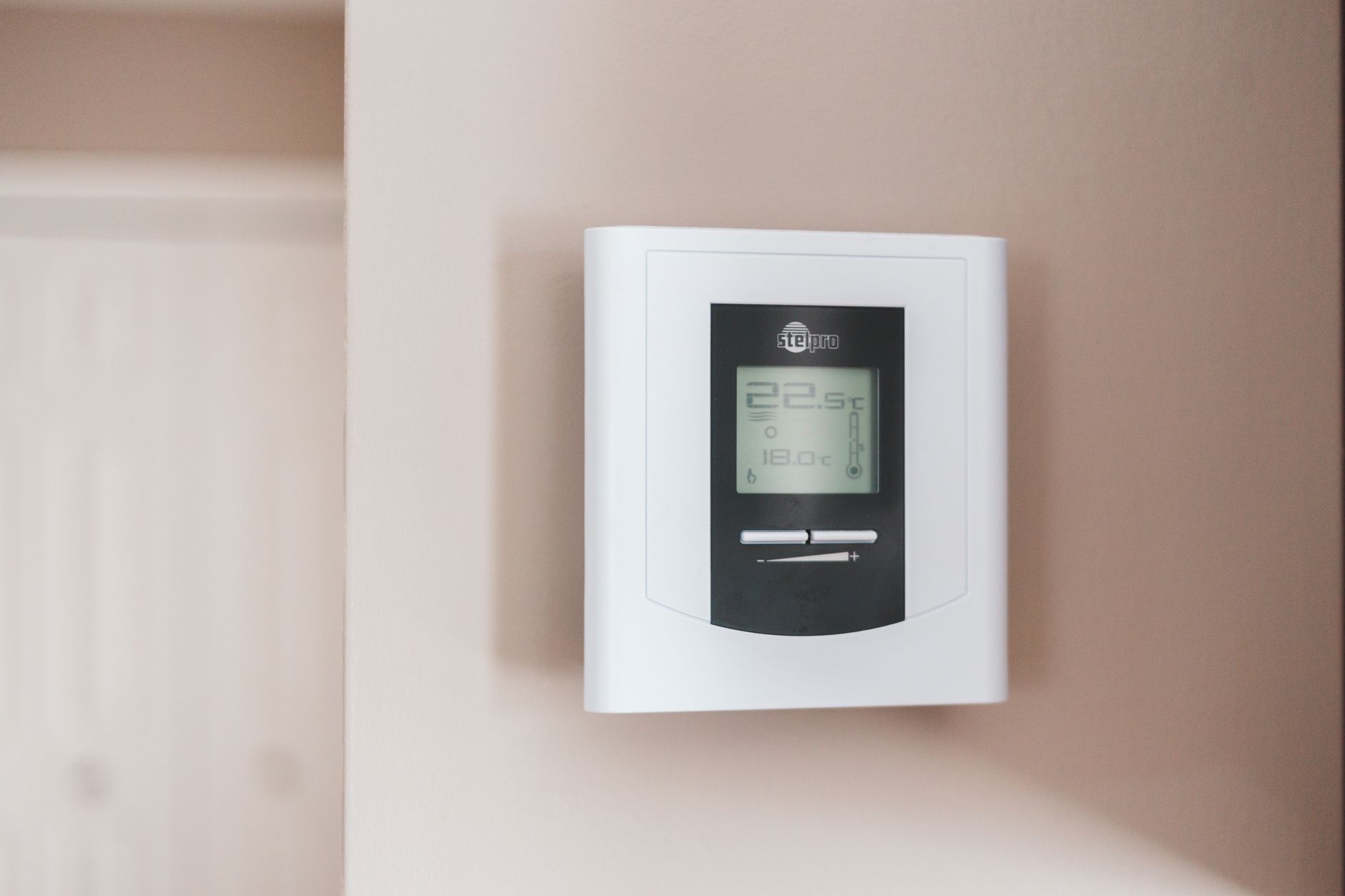 Thermostat numérique de chauffage au mur