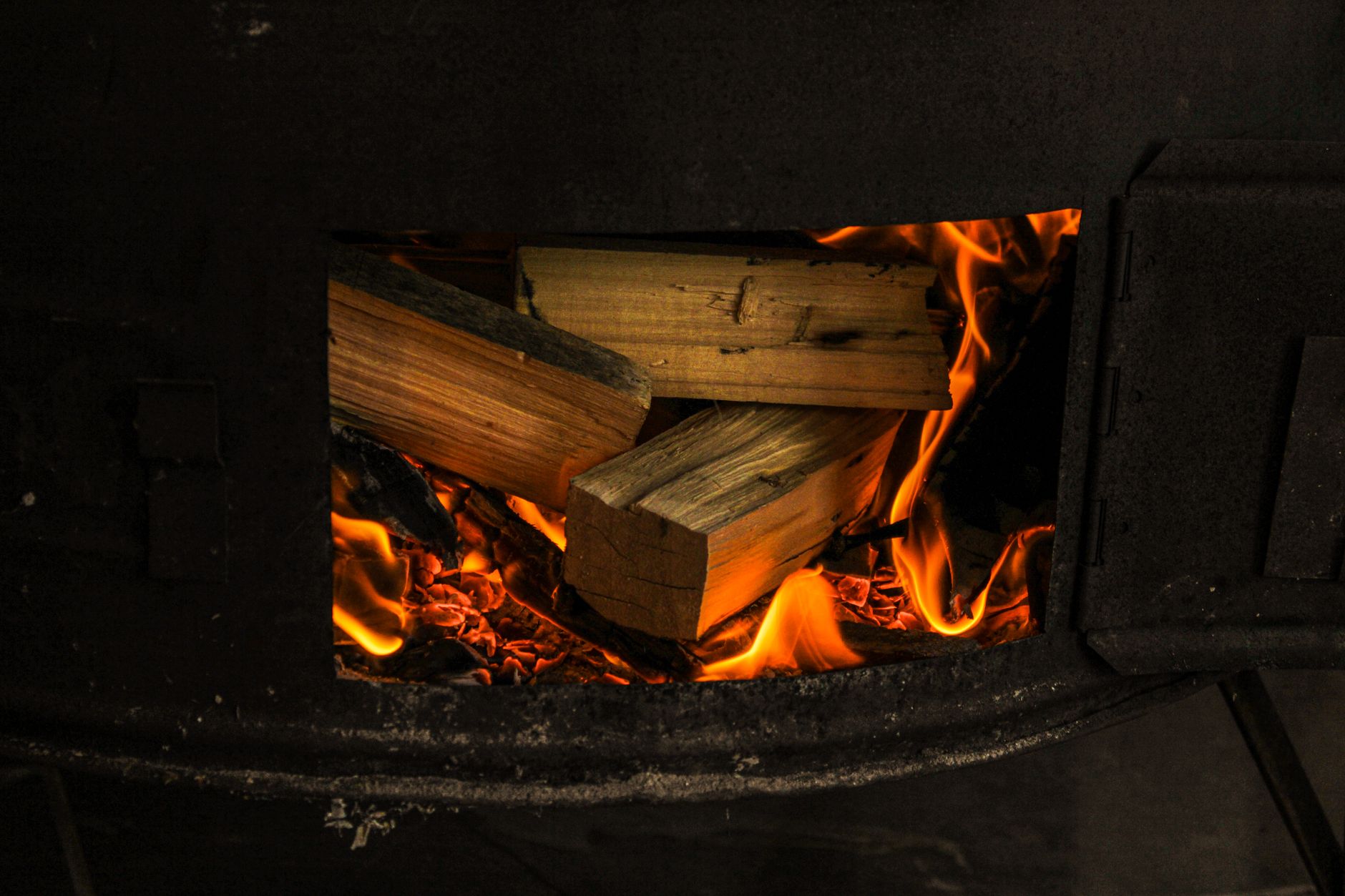 Bûches en combustion et braises dans un foyer