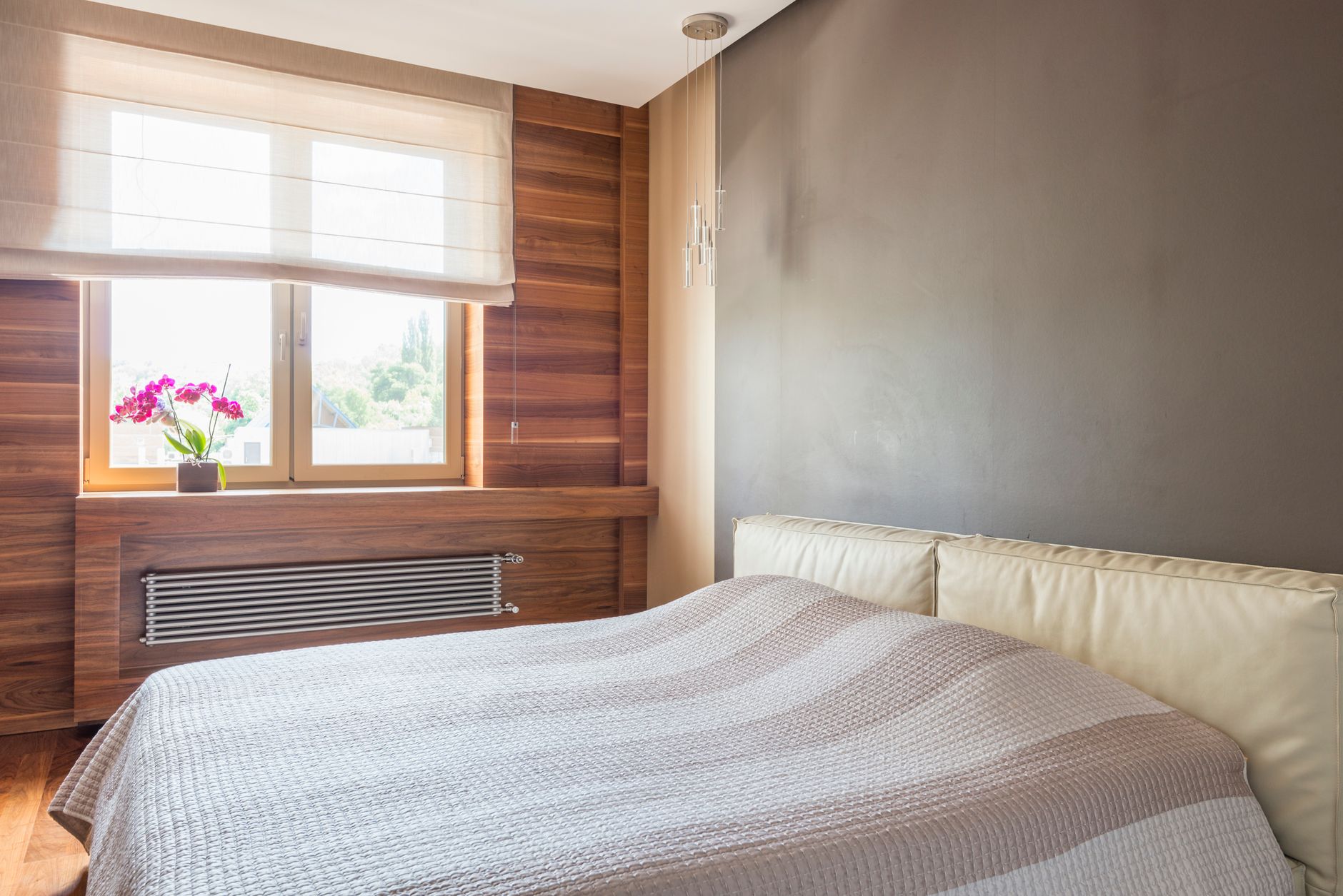 Chambre lumineuse avec touches de bois naturel