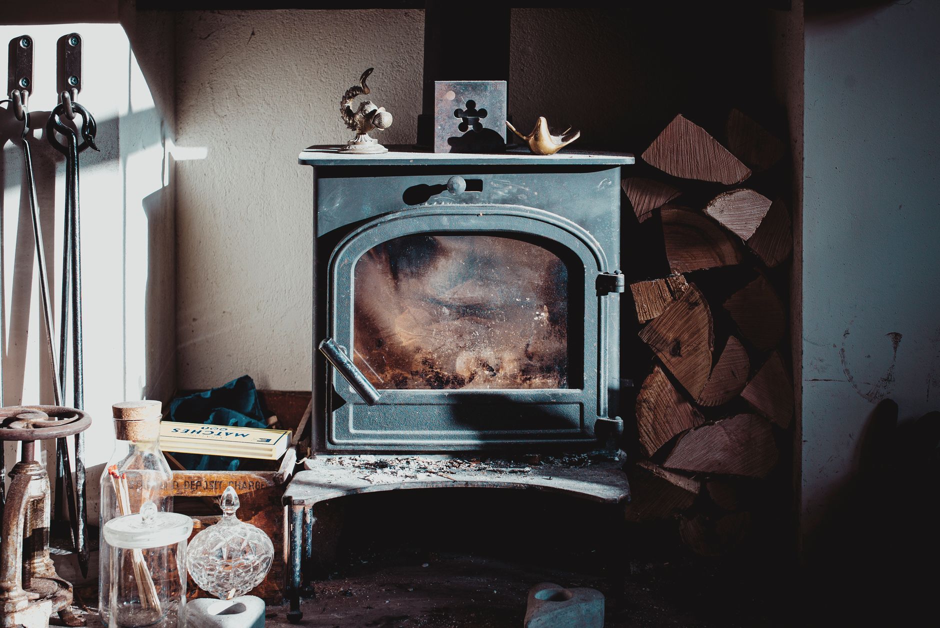 Ancienne cheminée dans une maison rustique