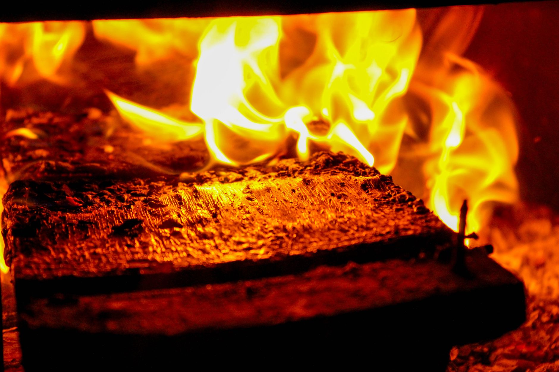 Flammes vives autour d’une bûche