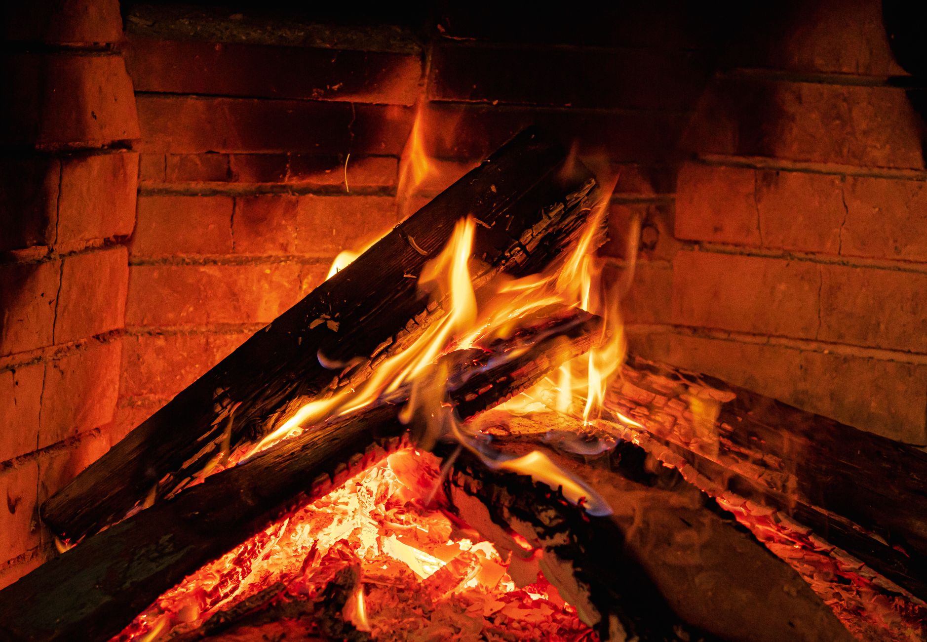 Flammes dans un foyer fermé à bûches