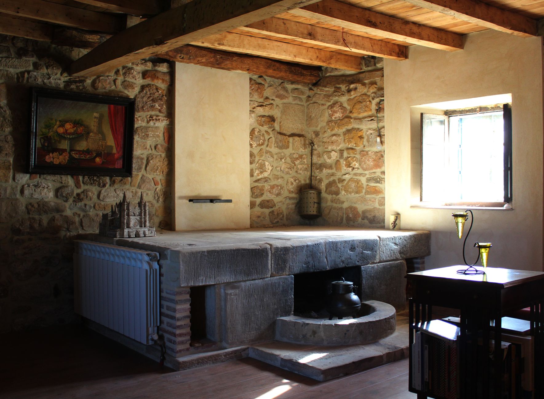 Intérieur rustique avec un foyer au bois