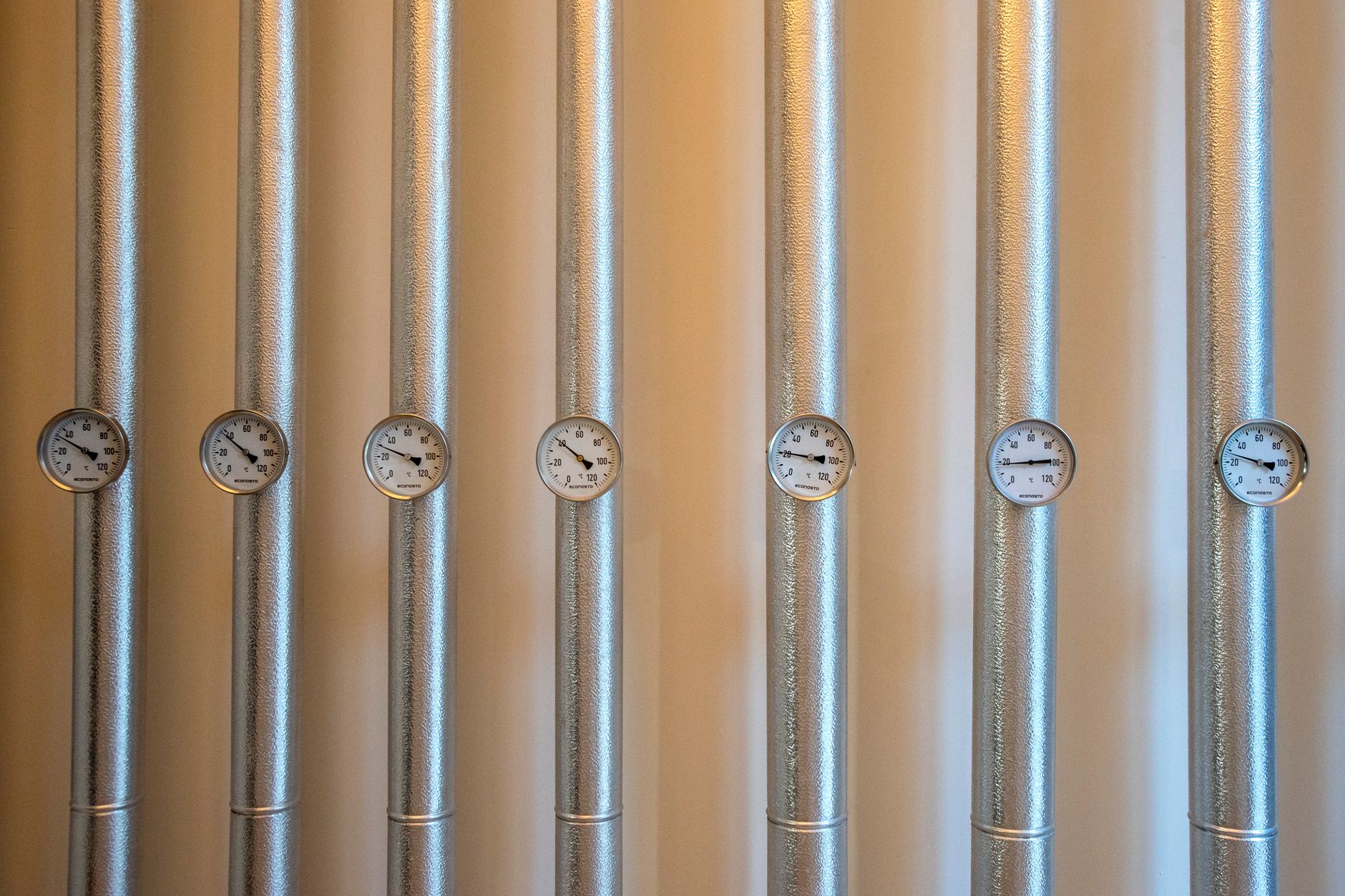Manomètres et conduites d’une chaufferie