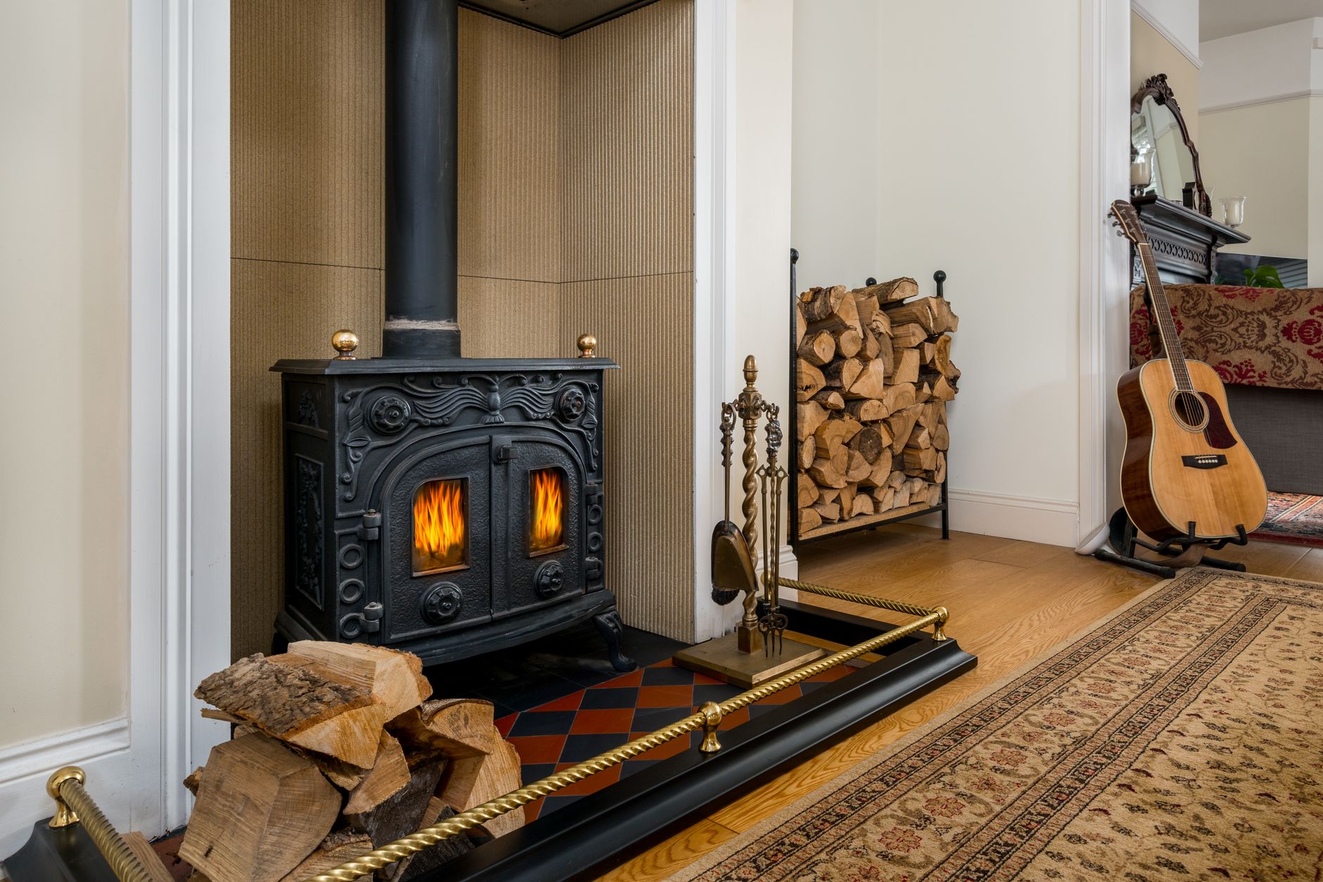 Intérieur avec cheminée et bois empilé