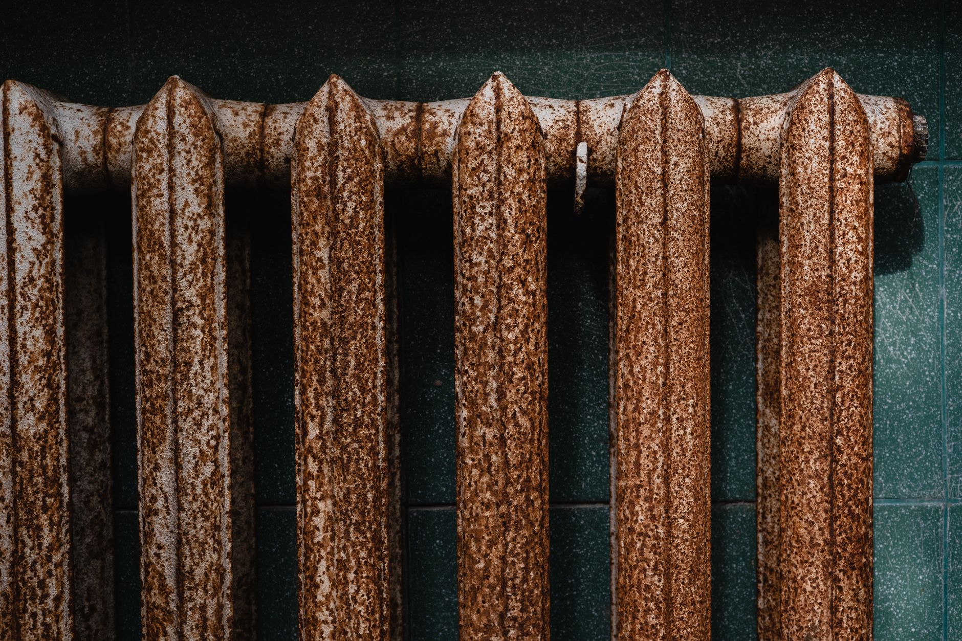 Vieux radiateur rouillé aux éléments piqués