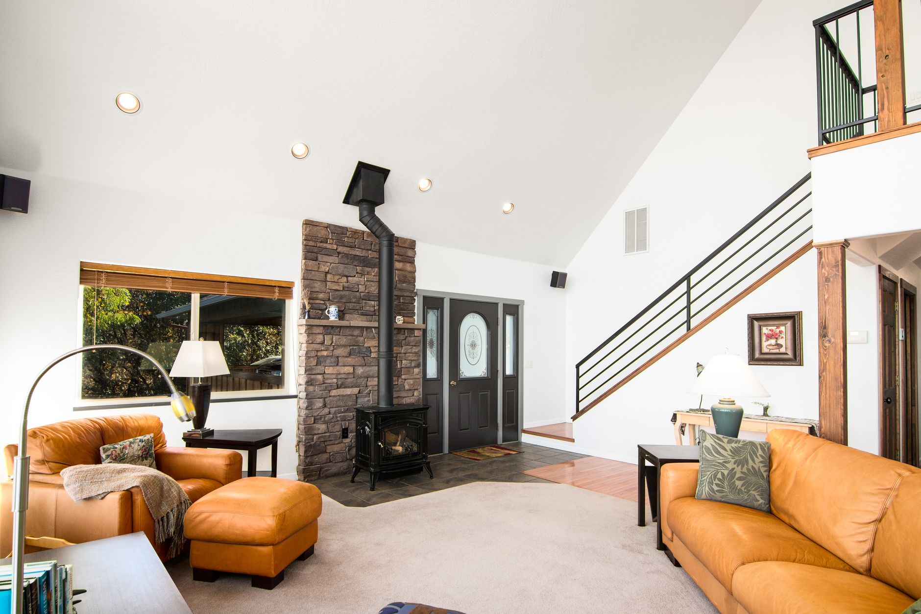 Salon lumineux avec cheminée rustique