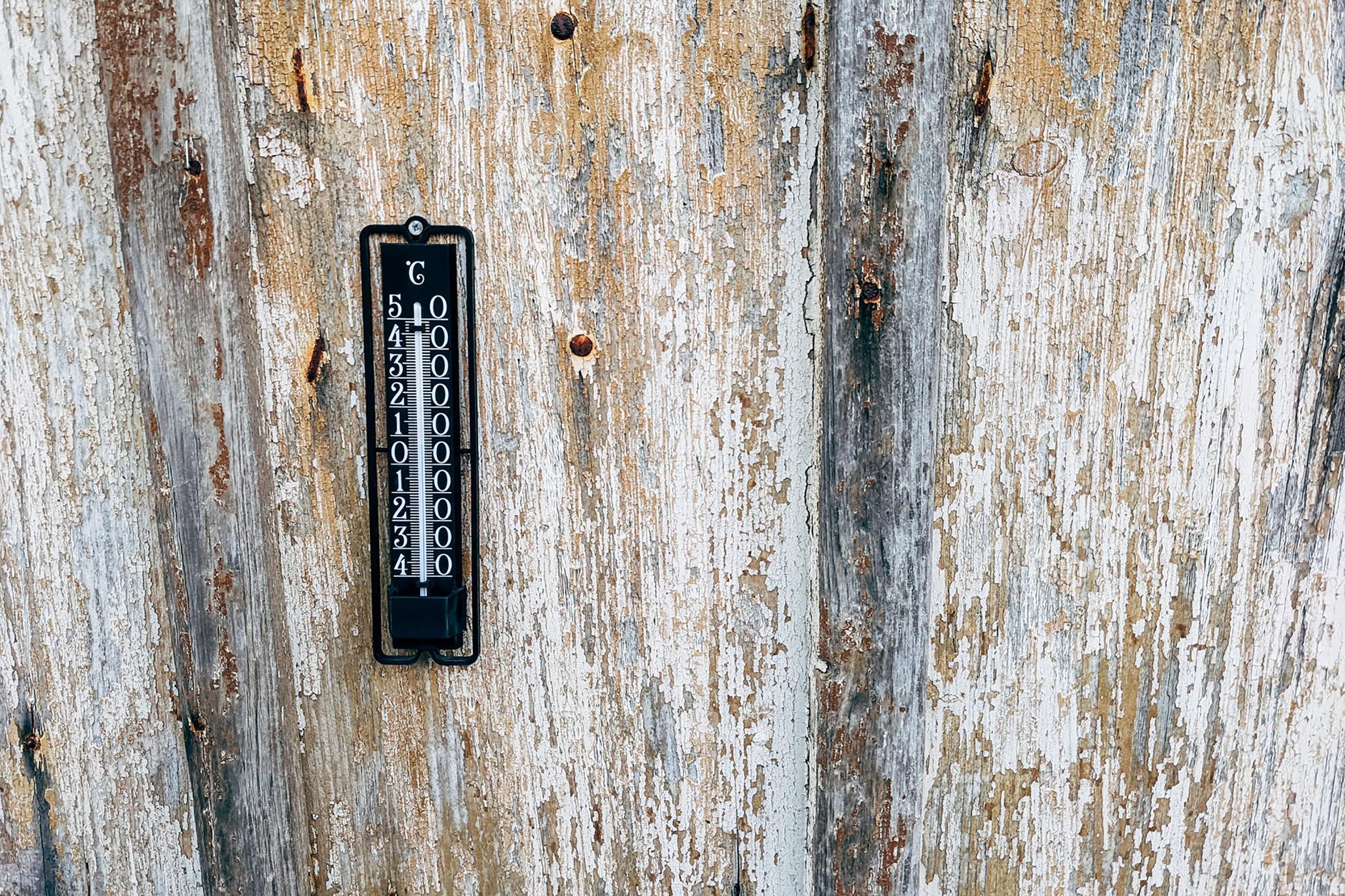 Thermomètre fixé sur un mur en bois